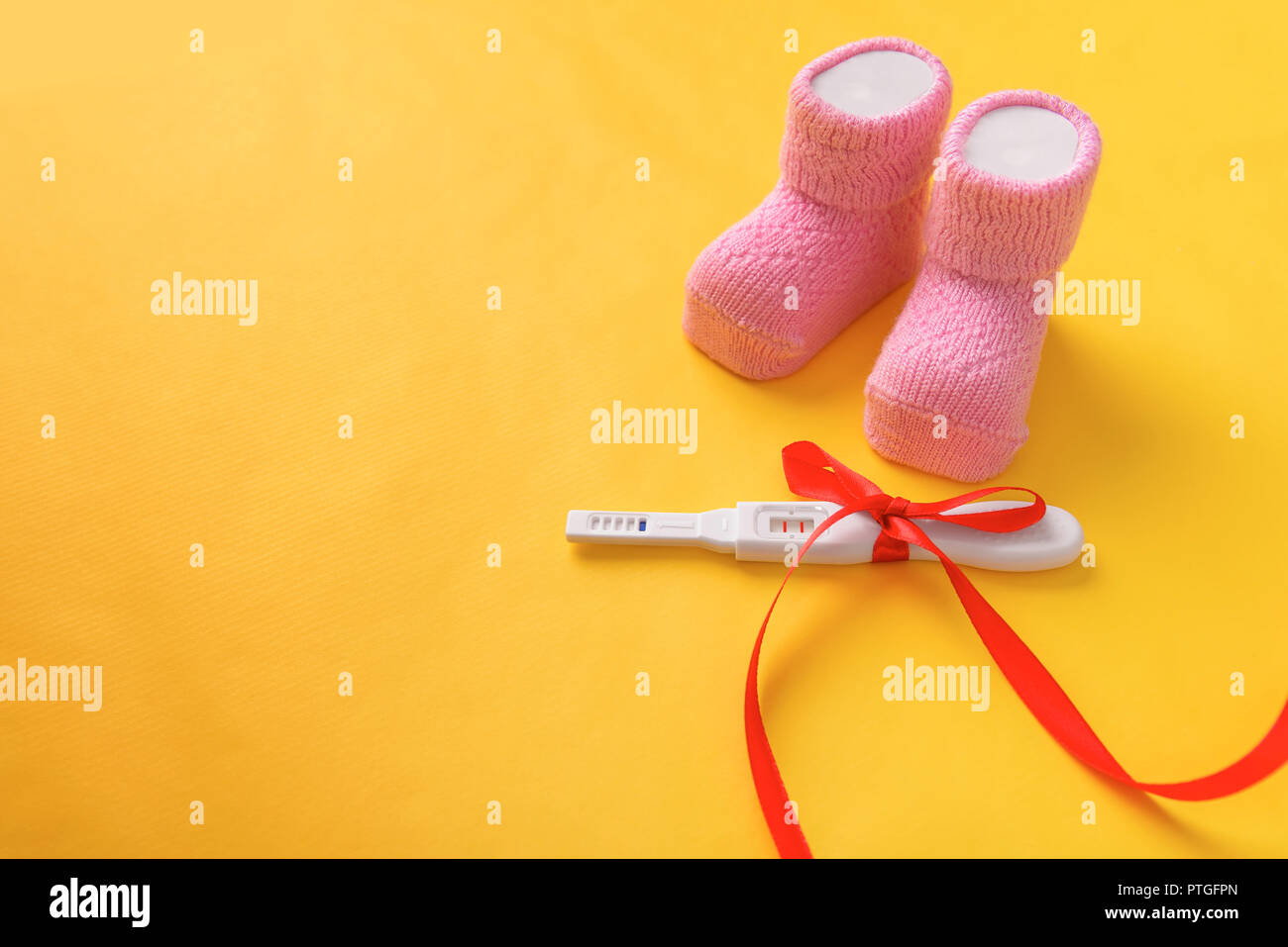 Chaussettes de bébé pour les filles et le test de grossesse. Banque D'Images
