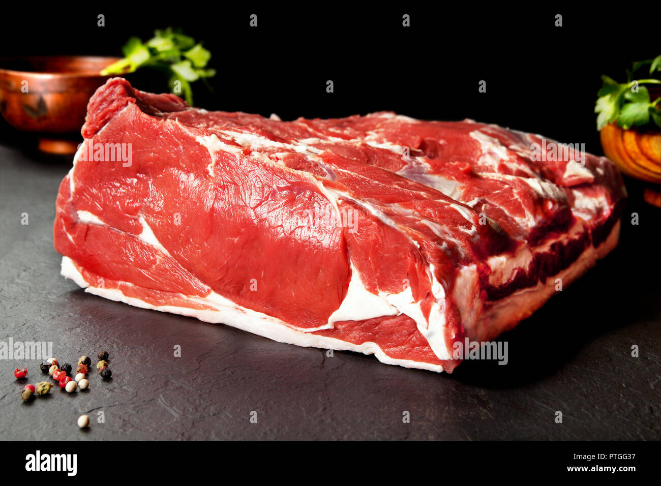 La viande crue et fraîche.Chuleton.steak et prête pour la cuisson sur fond noir Banque D'Images