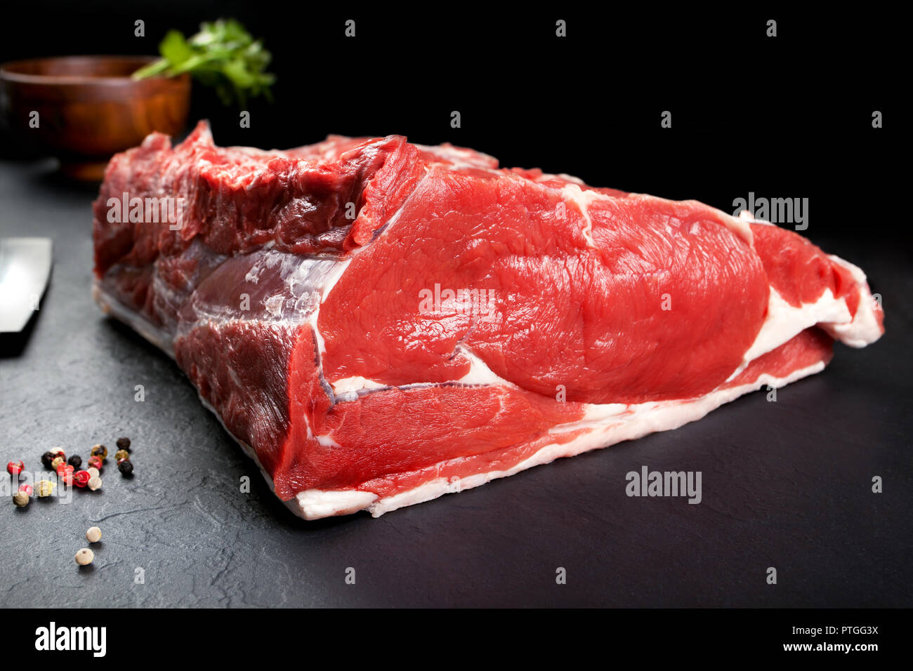 La viande crue et fraîche.Chuleton.steak et prête pour la cuisson sur fond noir Banque D'Images