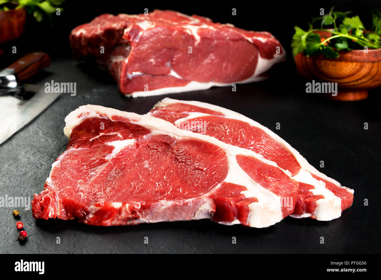 La viande frite steak pour la cuisson sur le gril ou le barbecue.Installations pour Barbecue Banque D'Images