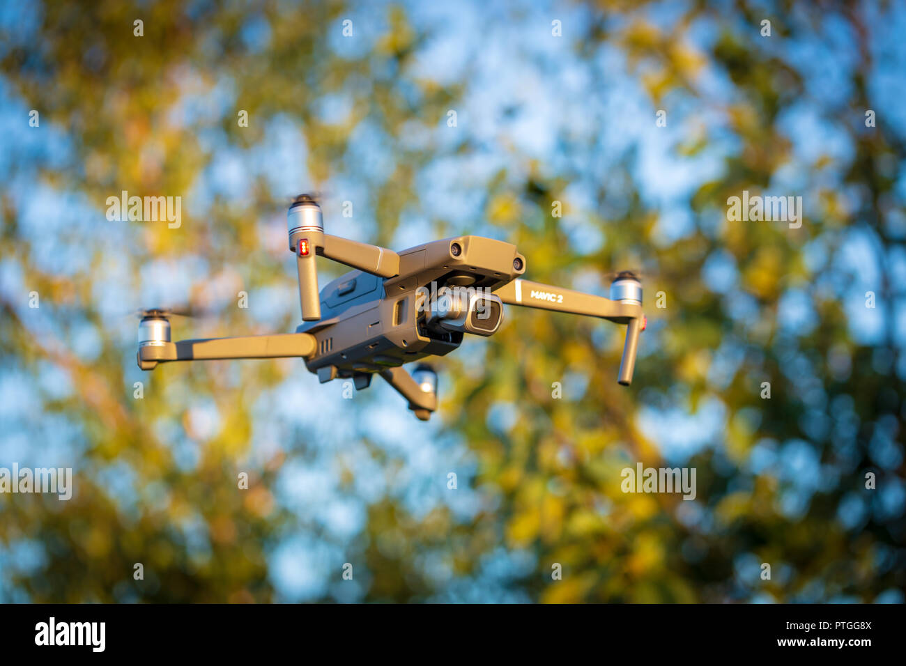 Ostrow Wielkopolski, Pologne - 30 septembre 2018 : Flying drone DJI Mavic 2 Pro. Banque D'Images