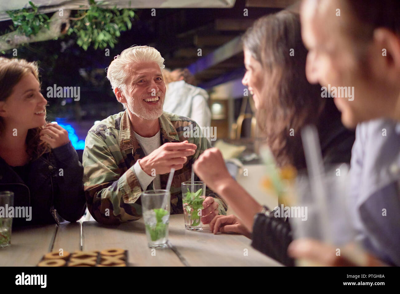 Les amis de boire on patio Banque D'Images
