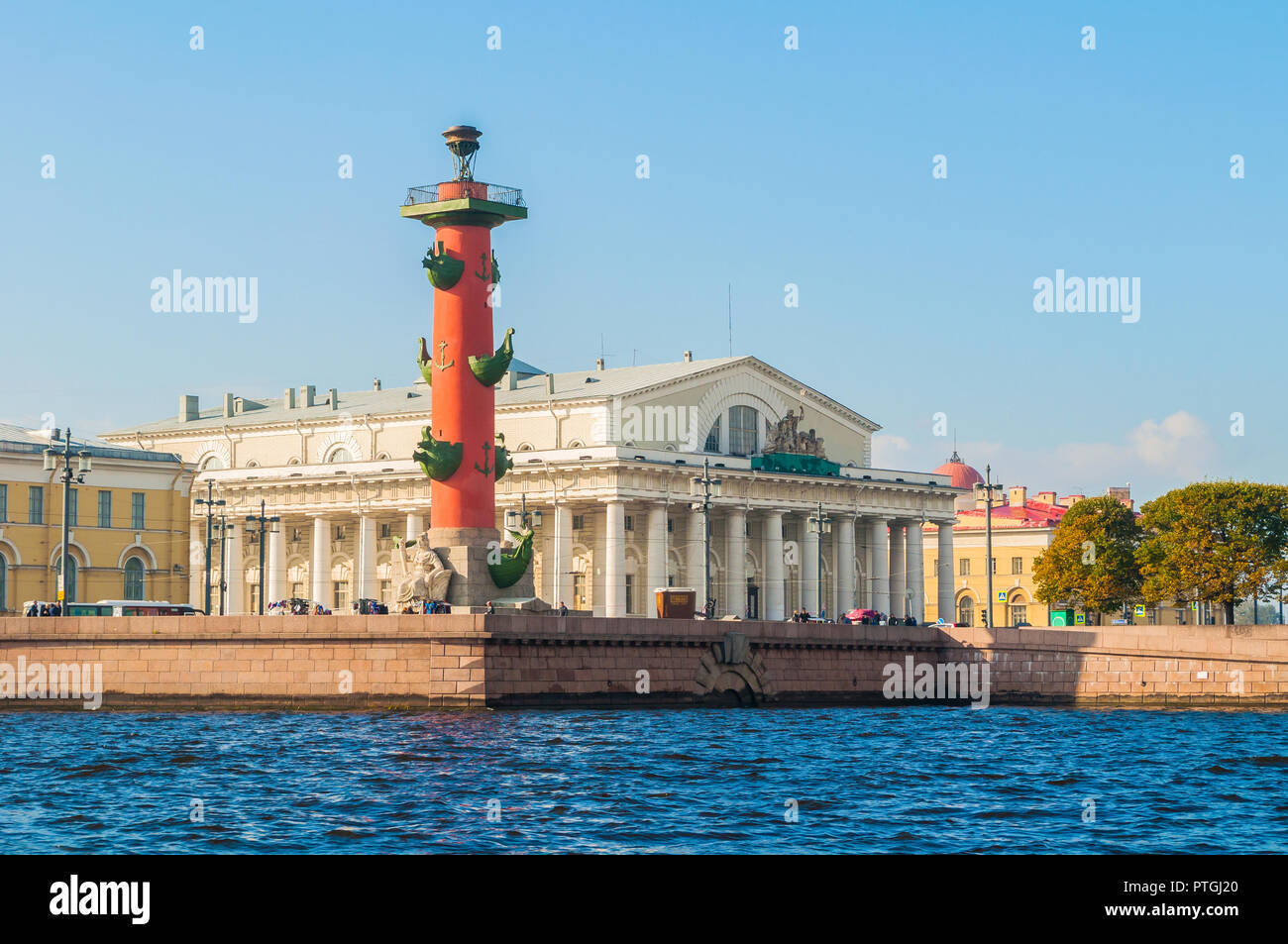St Petersburg Russie Monuments De L Ile Vassilievski Spit La Colonne Rostrale Et Le Vieux Batiment De La Bourse A St Petersburg Russie Photo Stock Alamy