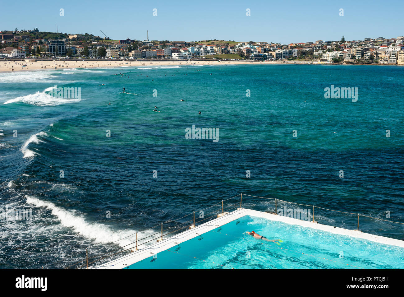 21.09.2018, Sydney, Nouvelle-Galles du Sud, Australie - un nageur est vu natation ses longueurs dans la piscine extérieure de l'Icebergs de Bondi Swimming Club. Banque D'Images