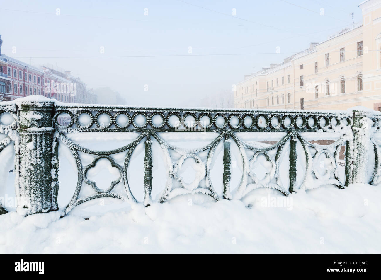 Clôture de vert faux pont de Mogilev couverte de neige, canal Griboïedov, Saint Petersburg, Russie Banque D'Images