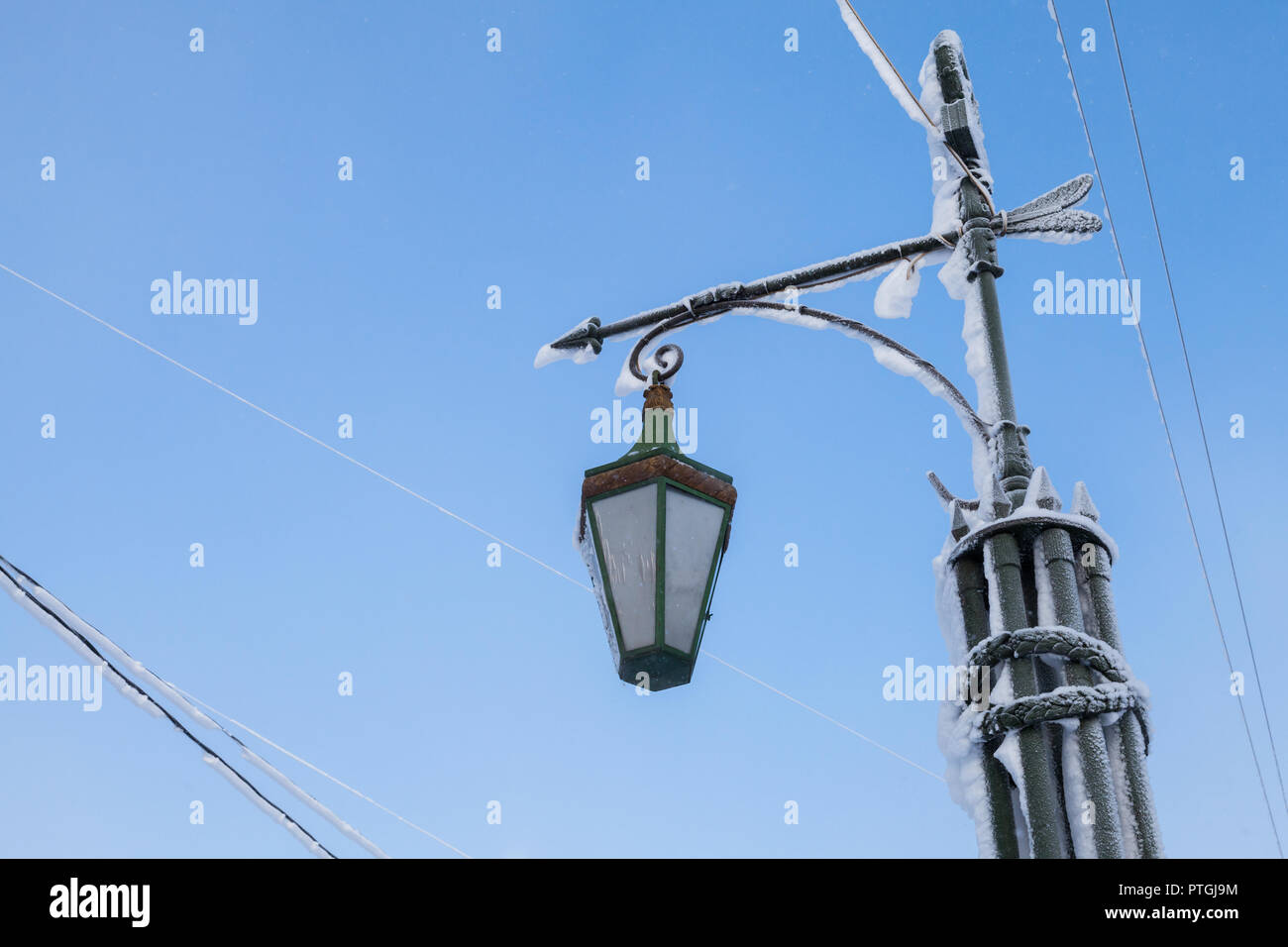 La lumière de la rue avec le gel sous ciel bleu sur pont de Mogilev en saison froide d'hiver, Saint Petersburg, Russie Banque D'Images