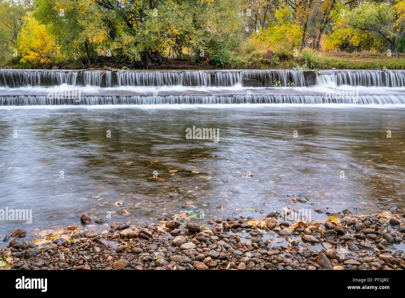 Barrage de dérivation de l'eau sur Powder River à Fort Collins, Colorado - fallcolors scenery Banque D'Images