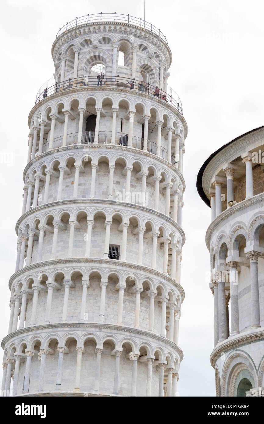 La tour penchée de Pise (Torre Pendente di Pisa), le campanile ou clocher de la cathédrale de Pise à nouveau un fond de nuage blanc. La toscane, italie Banque D'Images
