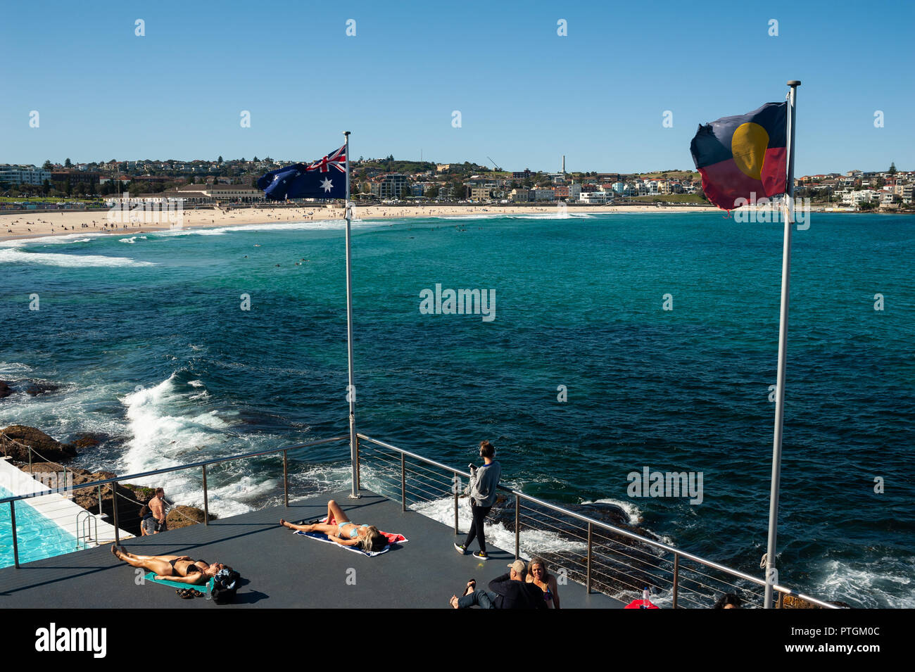 21.09.2018, Sydney, Nouvelle-Galles du Sud, Australie - Les personnes sont considérées à bronzer sur la terrasse bien exposée de l'Icebergs de Bondi Swimming Club. Banque D'Images