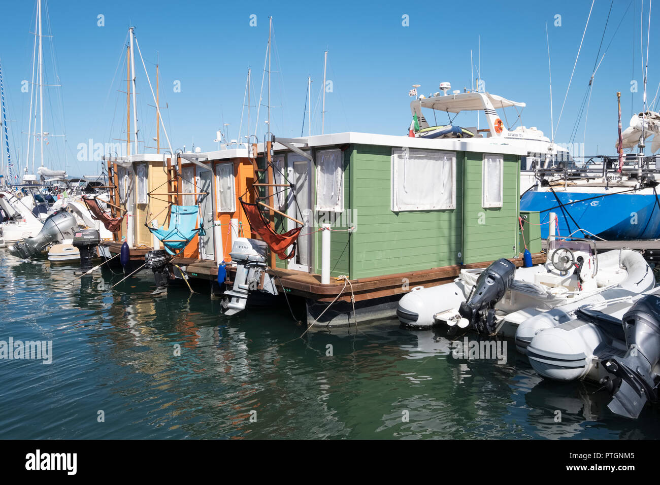 Location de bateaux à Maison de vacances hébergement location Marina Acquatica Porto di Alghero Aquatica Marina Port d'Alghero, Sardaigne, Italie Banque D'Images
