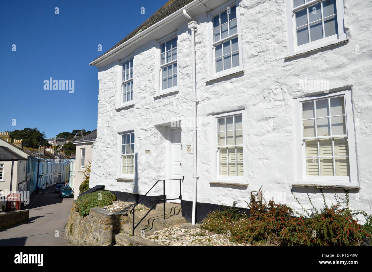 Cottages blanchis dans le petit village de Cornouailles le rinçage. Banque D'Images