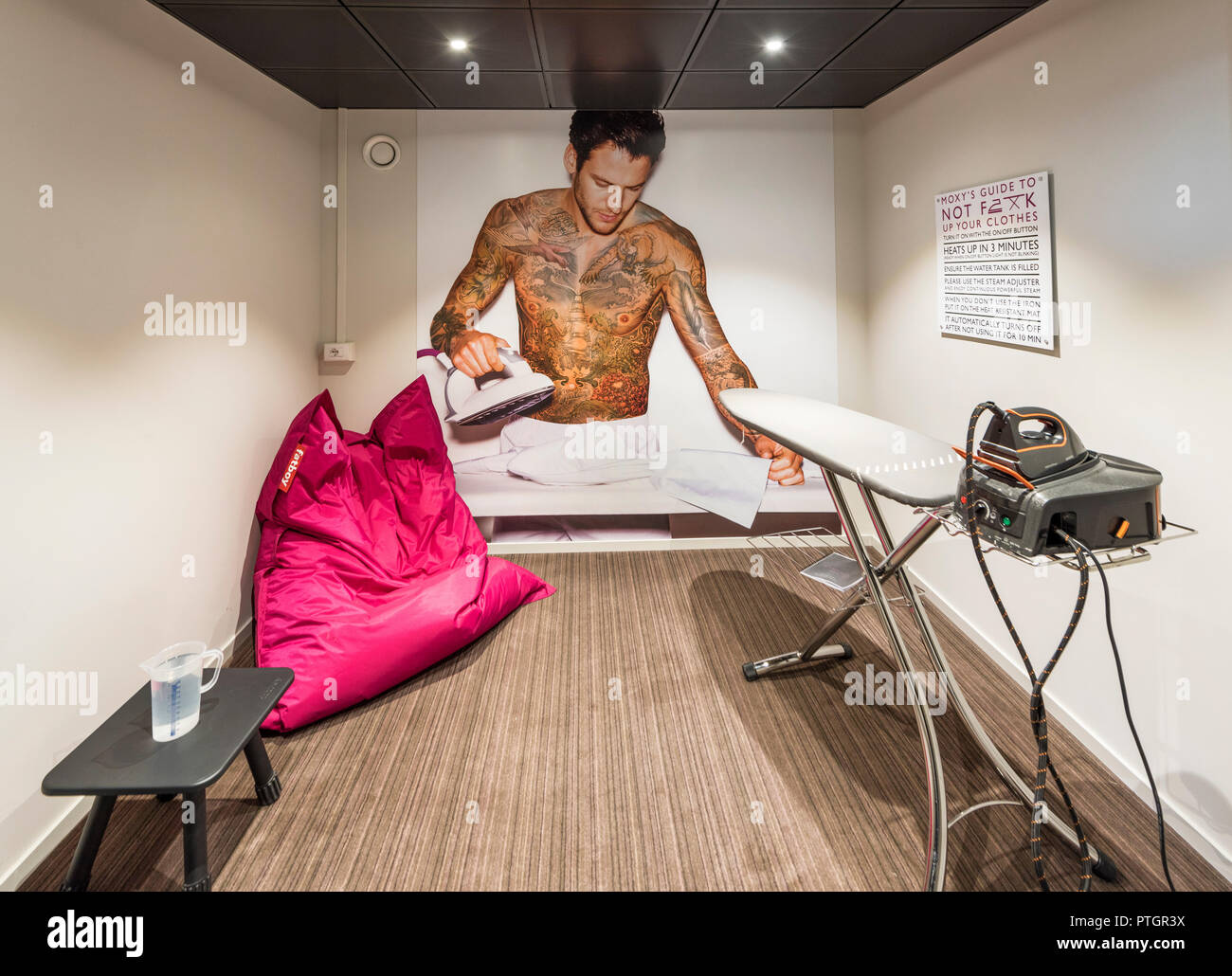 Salle de repassage à Moxy Hôtel à Milan, Italie Banque D'Images Salle de repassage à Moxy Hôtel à Milan, Italie Banque D'Images