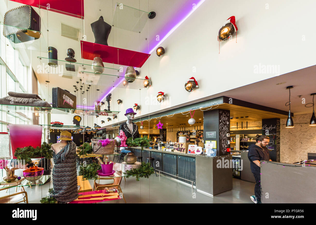 Dans le hall de l'hôtel Moxy dans l'aéroport de Malpensa. Milan, Italie Banque D'Images Dans le hall de l'hôtel Moxy dans l'aéroport de Malpensa. Milan, Italie Banque D'Images