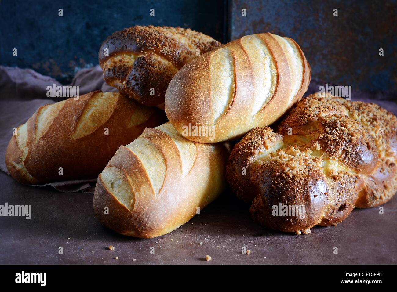 Délicieux pain frais sur fond de bois. Gamme de produits de boulangerie avec pains, brioches, petits pains. Différents types de pains Banque D'Images