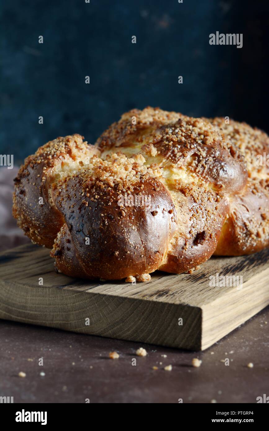 La Challah ou Hala est un sabbat juif traditionnel frais sucré pain, brioche fraîche sur une planche à découper. Pain brioché sur table de petit déjeuner. Le golden glaz Banque D'Images