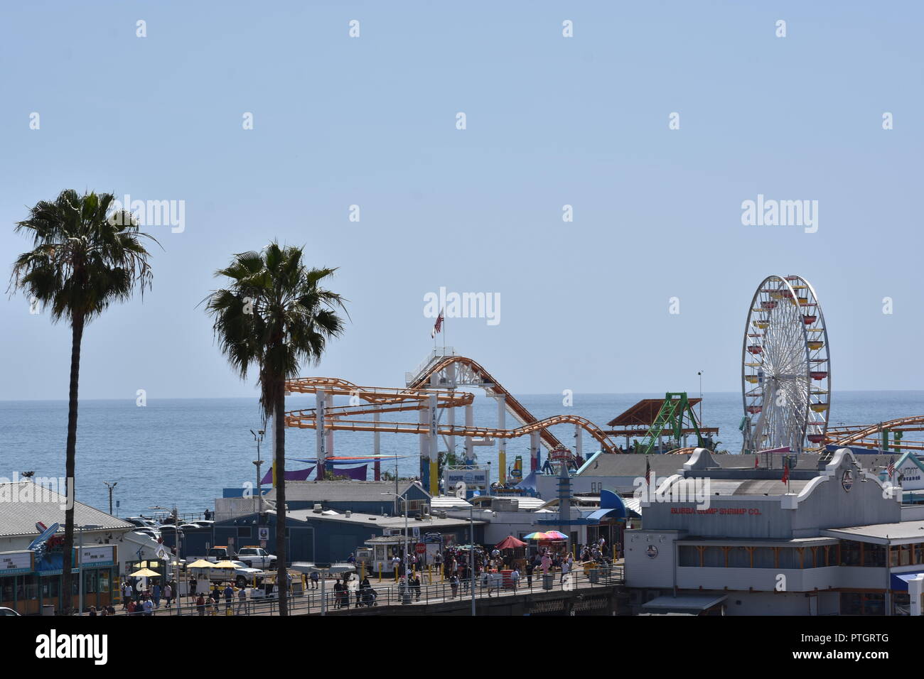Santa Monica Pier Grande Roue et montagnes russes et palmiers Banque D'Images