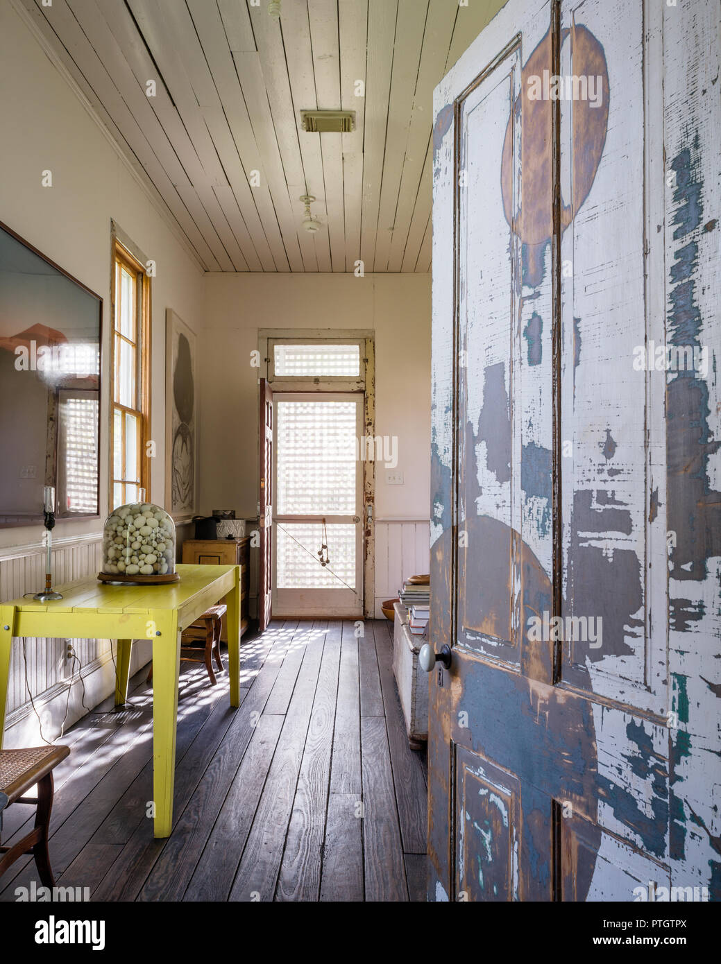 Table dite jaune de chrome avec cloche c19 jeu avec des œufs d'oiseaux. Siège canne de 1840 Chaises et porte par Dean Ruck Banque D'Images