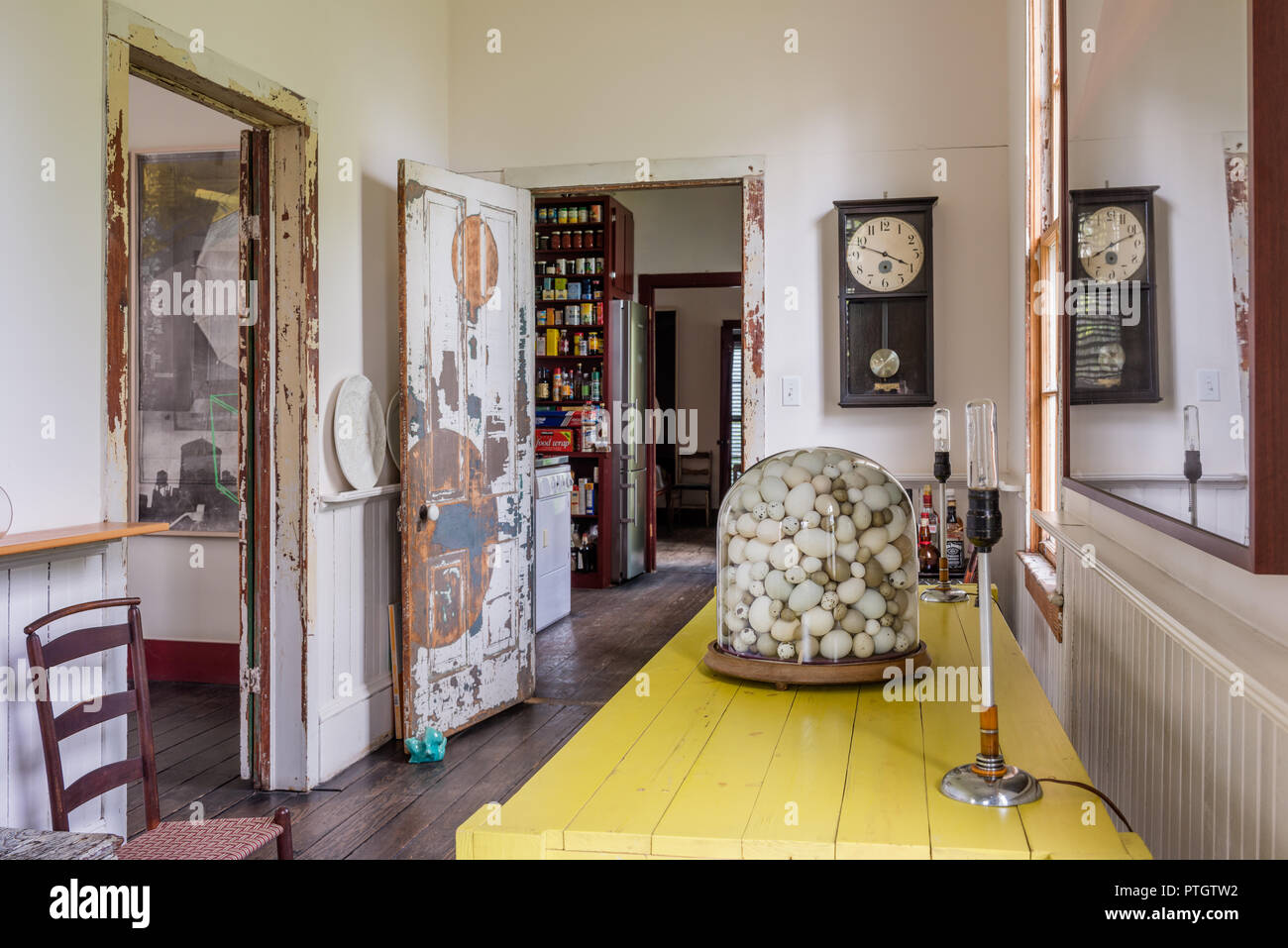 Table dite jaune de chrome avec c19 bell jar avec des œufs d'oiseaux et de jeu et porte par Dean Ruck Banque D'Images