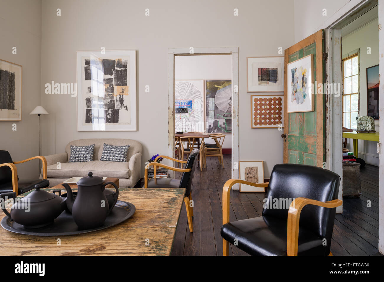 Récupération de linge de maison canapé avec des œuvres de Robert  Rauchenberg et table rustique avec des années 1950, les chaises en bois  cintré en cuir noir des années 1920 et le