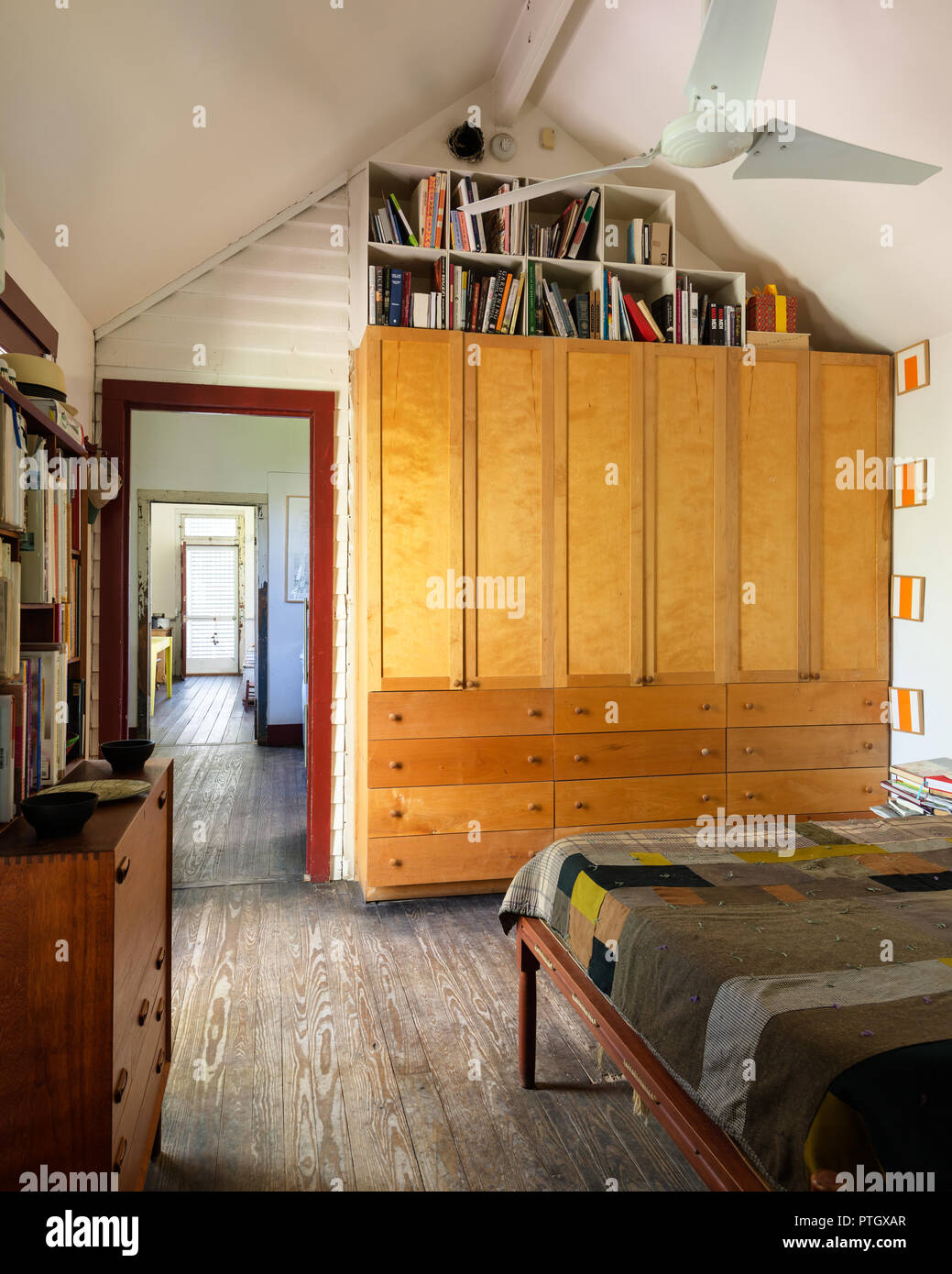 Grande armoire en bois et dans un livre de 1880 cheminots house Banque D'Images