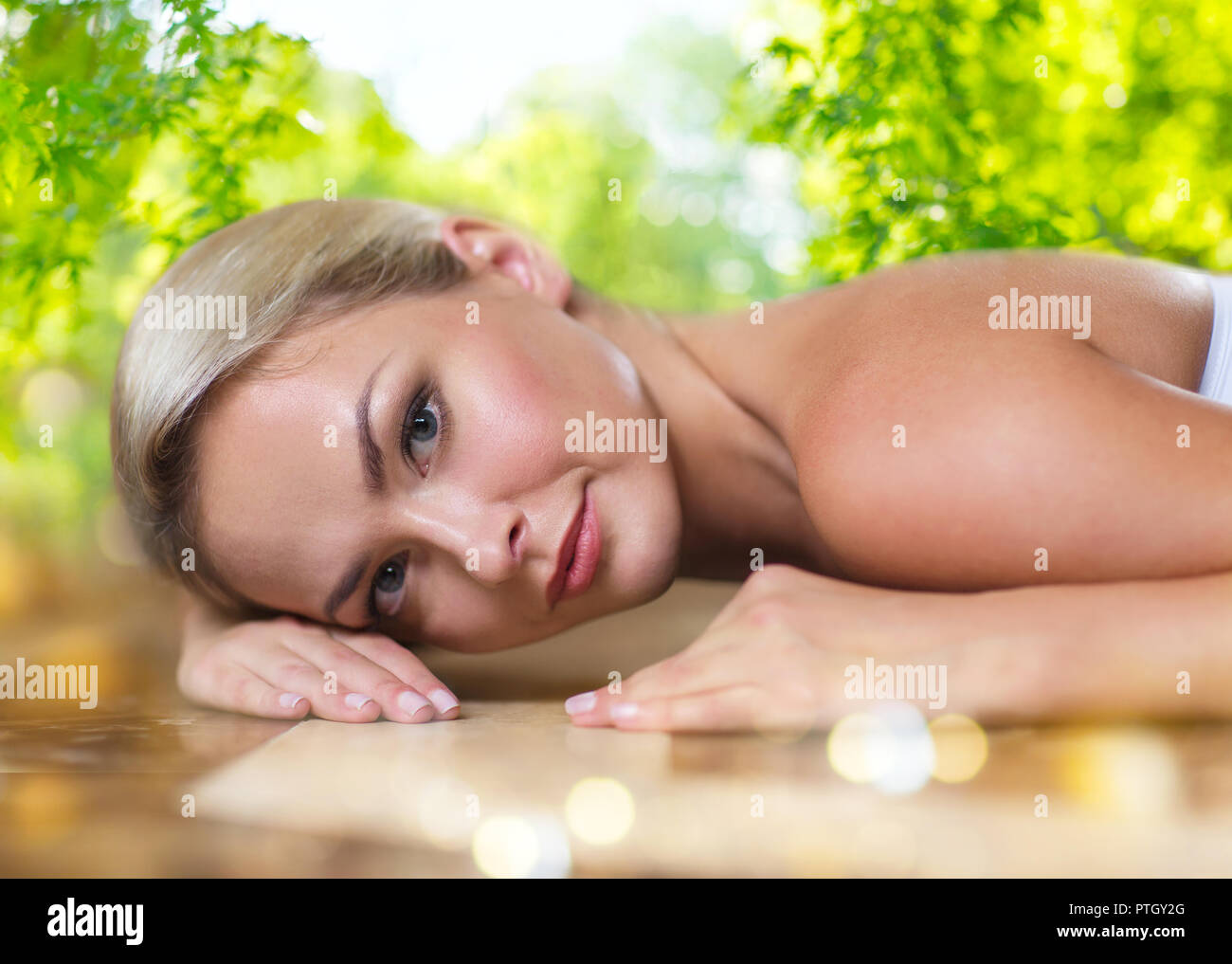 Young woman lying on hammam table dans un bain turc Banque D'Images