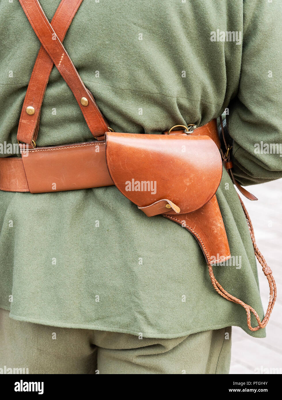 Étui en cuir vintage sur la courroie. Uniforme de l'armée russe rétro Banque D'Images