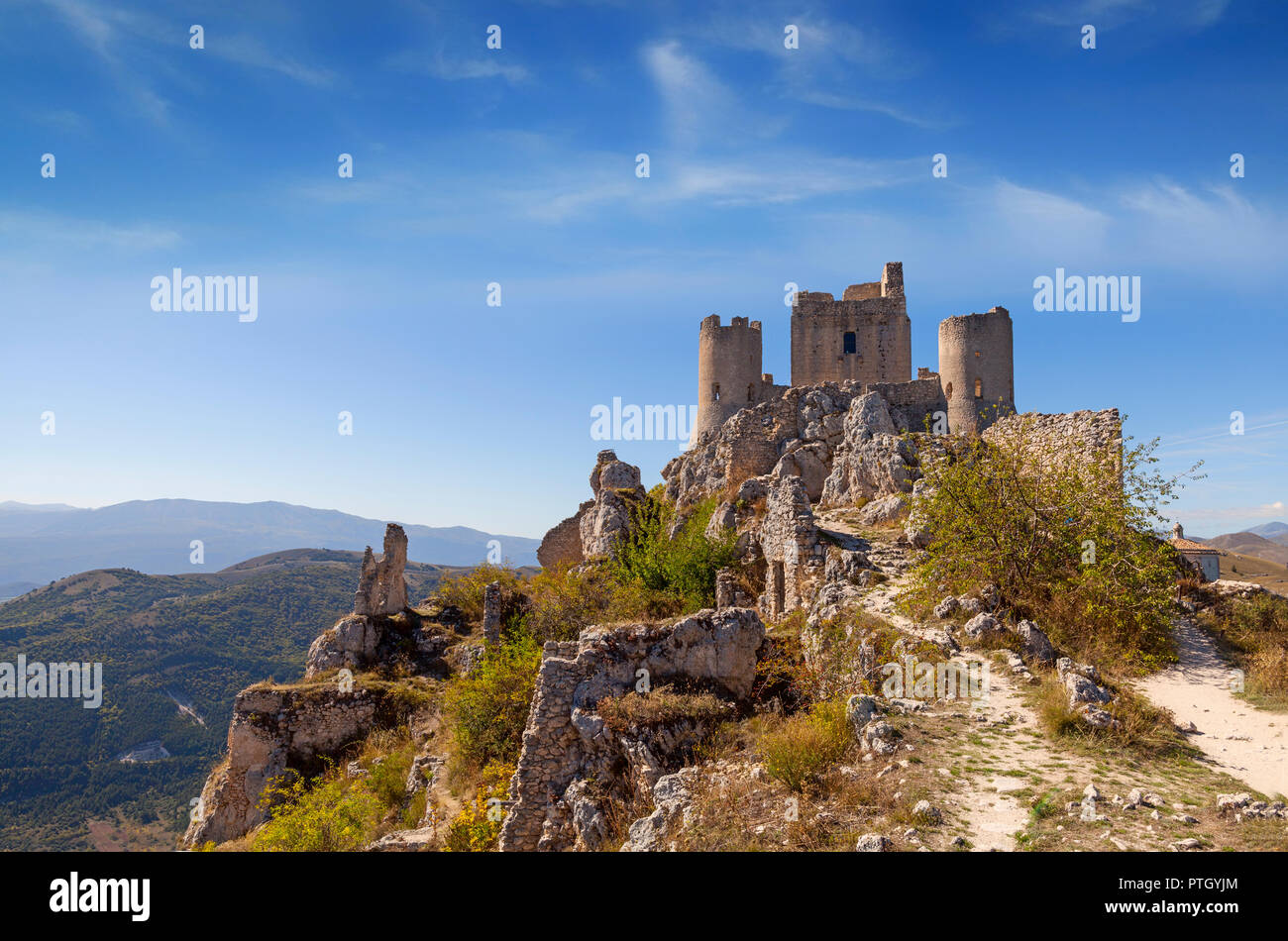 Le 10e siècle Rocca Calascio, d'une montagne près de la forteresse de hilltown Santo Stefano di Sessanio dans la province de L'Aquila dans les Abruzzes, en Italie. Banque D'Images