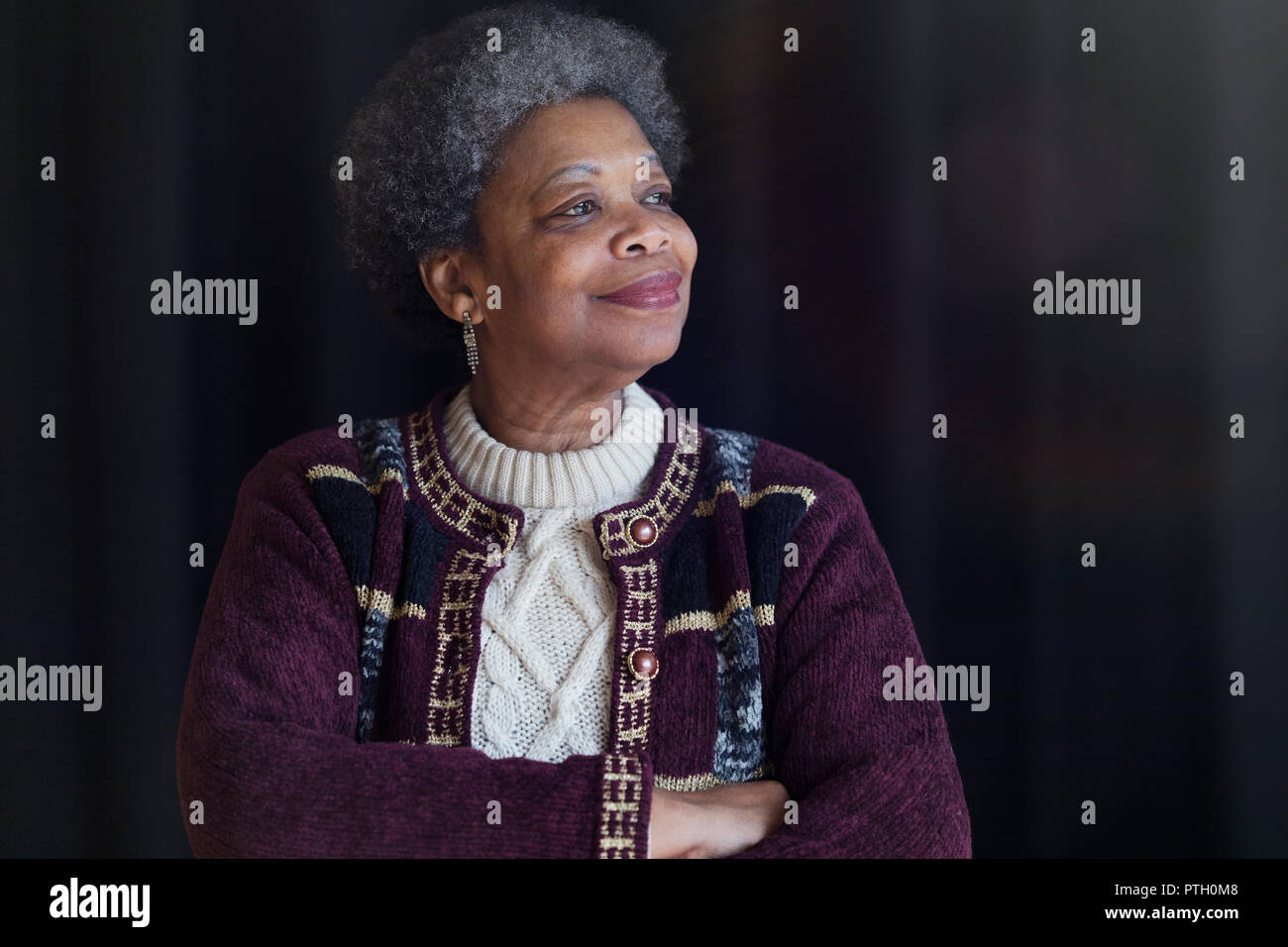 Portrait confiant, convaincu senior woman looking away Banque D'Images