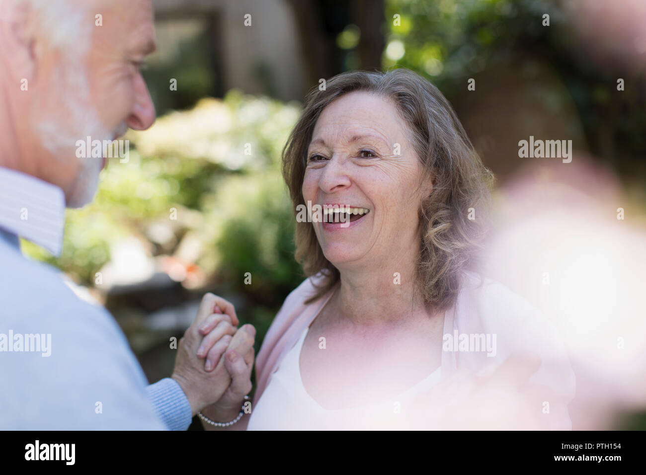 Heureux, affectueux senior couple in garden Banque D'Images
