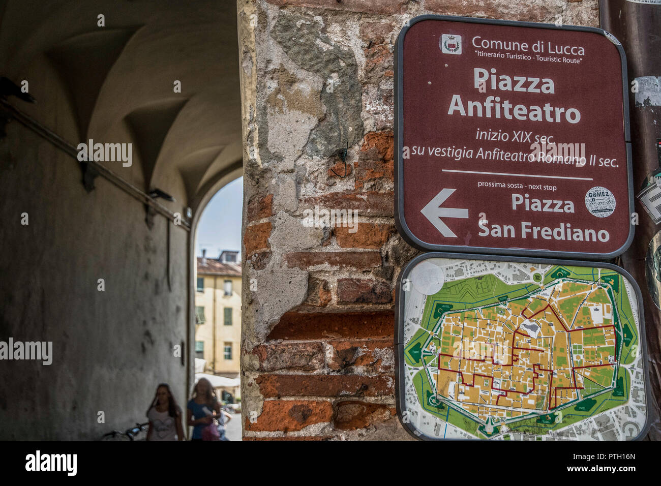 Piazza Amfiteatro à Lucca, Toscane, Italie Banque D'Images