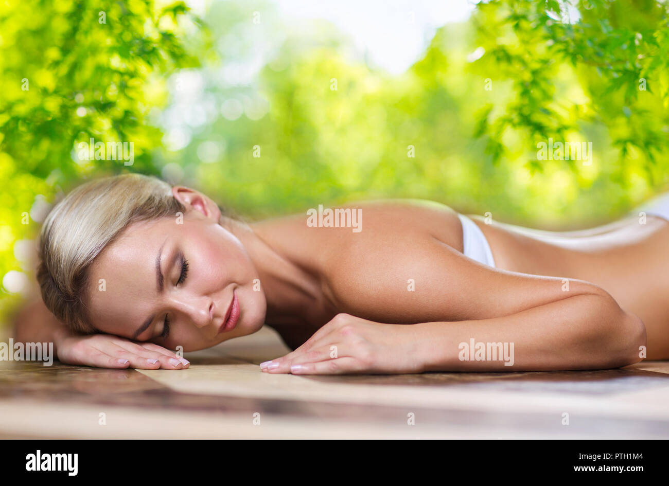Young woman lying on hammam table dans un bain turc Banque D'Images
