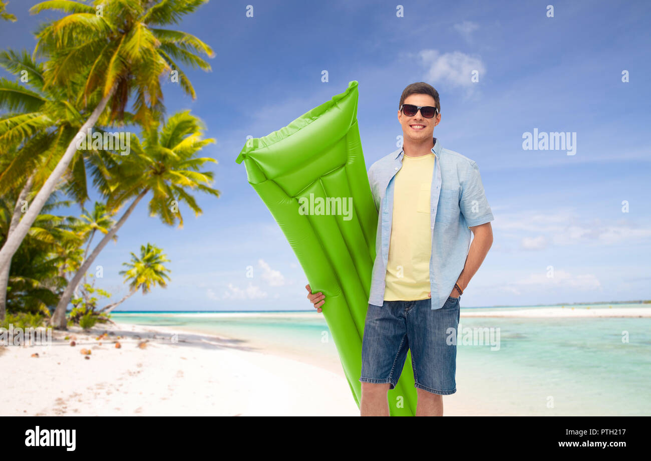 L'Homme à lunettes avec piscine gonflable matelas Banque D'Images