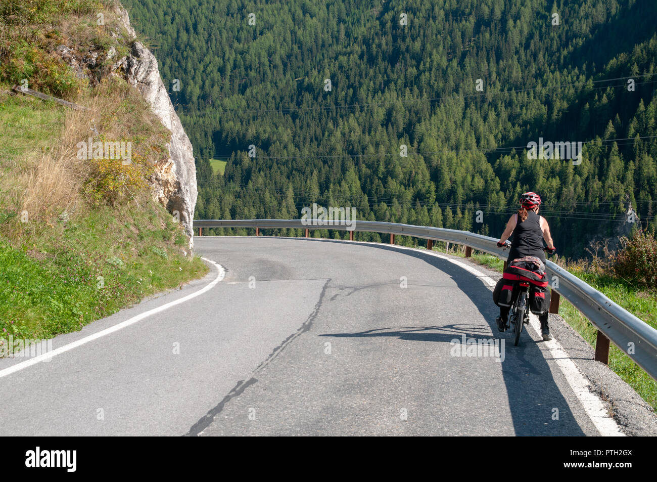 Vélo femme le chemin de la rivière Inn, près de Guarda, Grisons, Suisse Banque D'Images