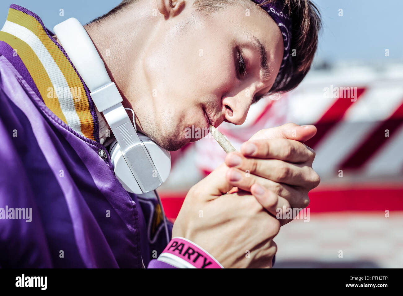 Close up of young male que fumer Banque D'Images