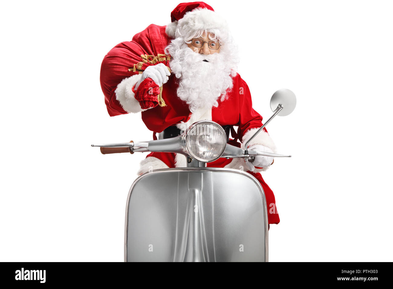 Père Noël sur un scooter avec un sac de cadeaux isolé sur fond blanc Banque D'Images