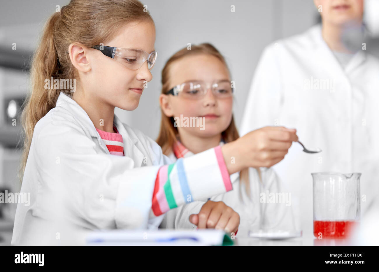 Les enfants avec tube à essai étudie la chimie à l'école Banque D'Images