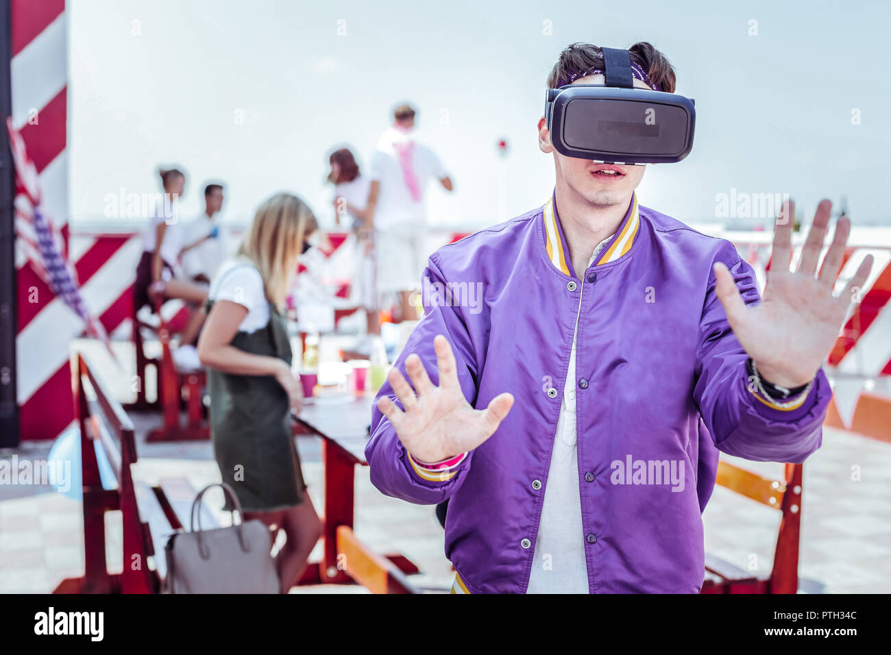 Brunette inquiète maintenant ces deux hommes palms sur l'air Banque D'Images