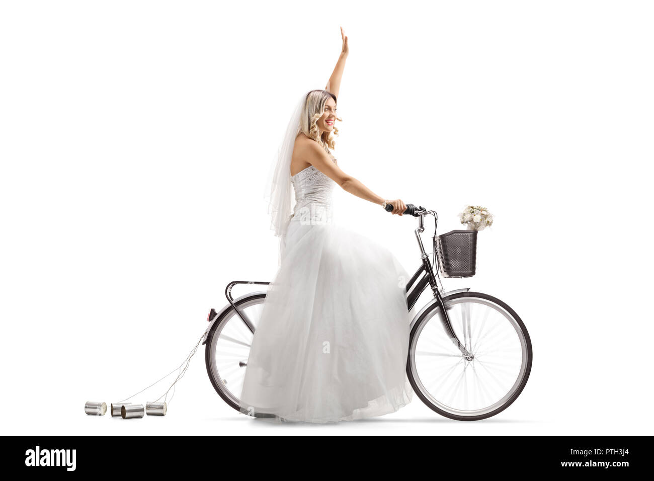 Cheerful young bride la bicyclette et tenant sa main jusqu'isolé sur fond blanc Banque D'Images