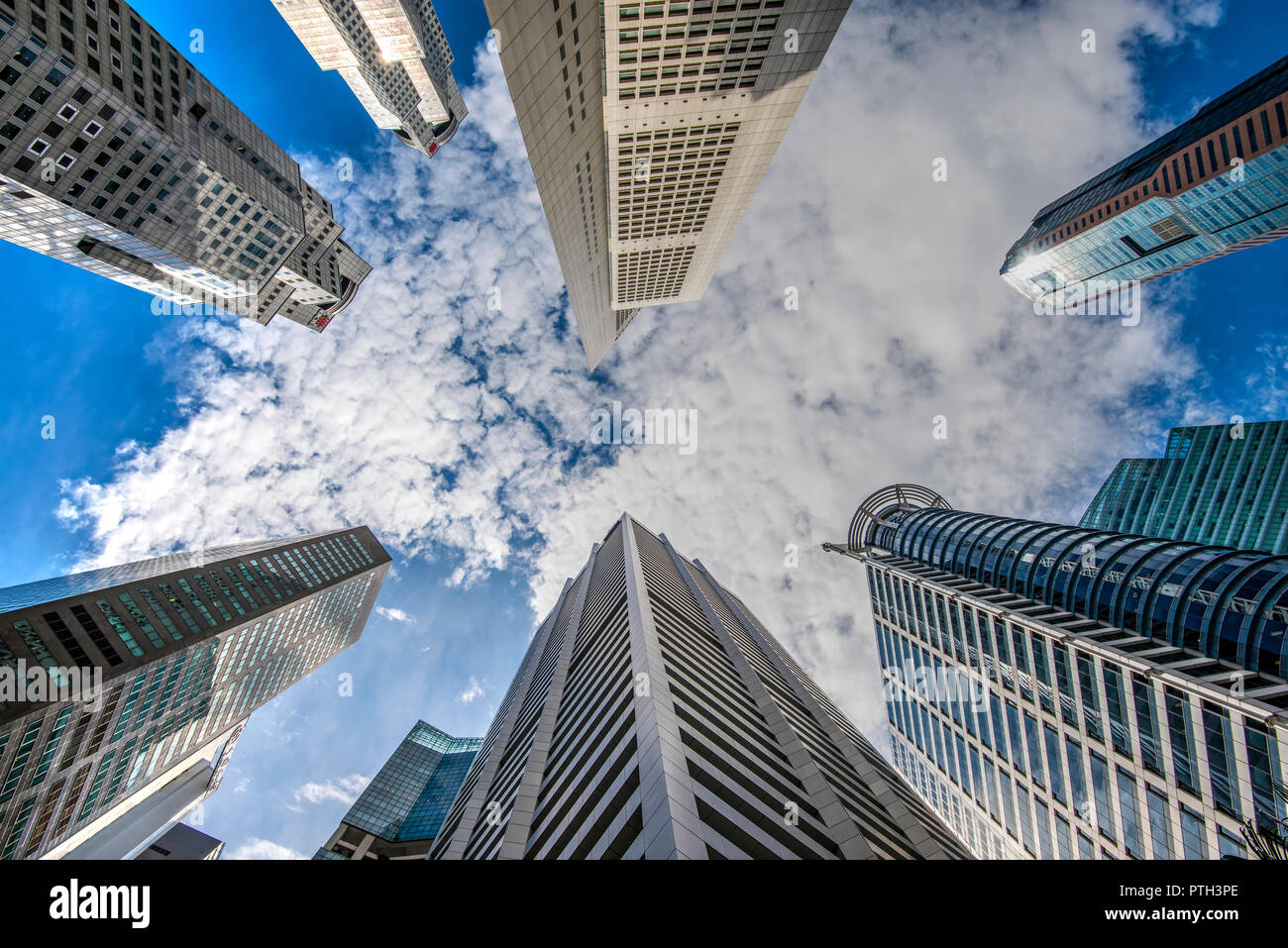 Low angle view of Downtown Core skyline, Singapour Banque D'Images