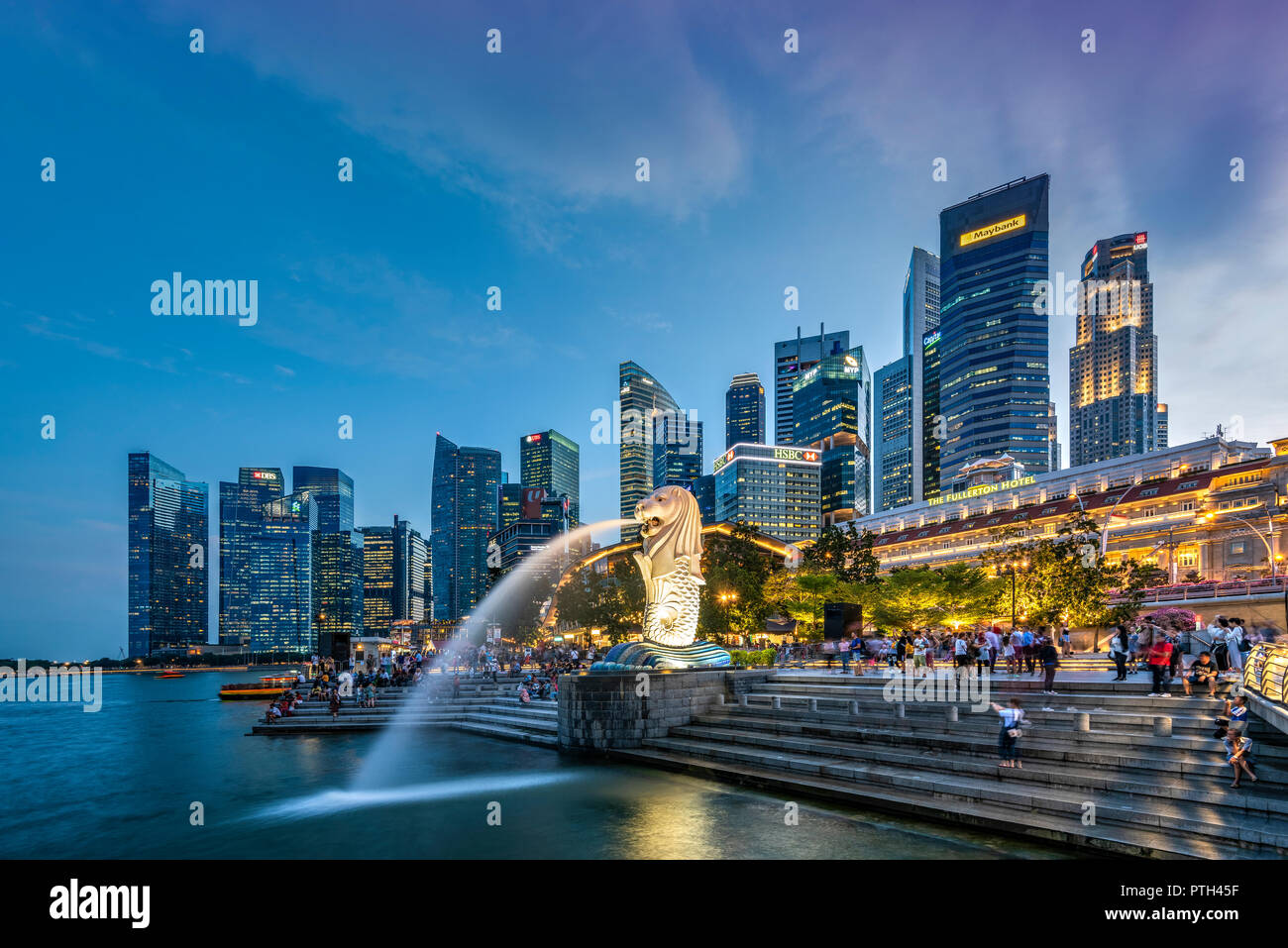 La statue du Merlion avec ville en arrière-plan, Marina Bay, Singapour Banque D'Images