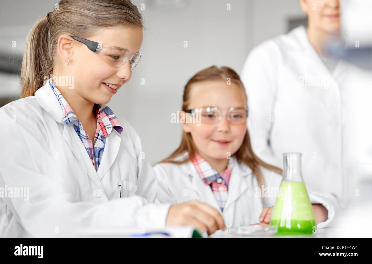 Les enfants avec tube à essai étudie la chimie à l'école Banque D'Images