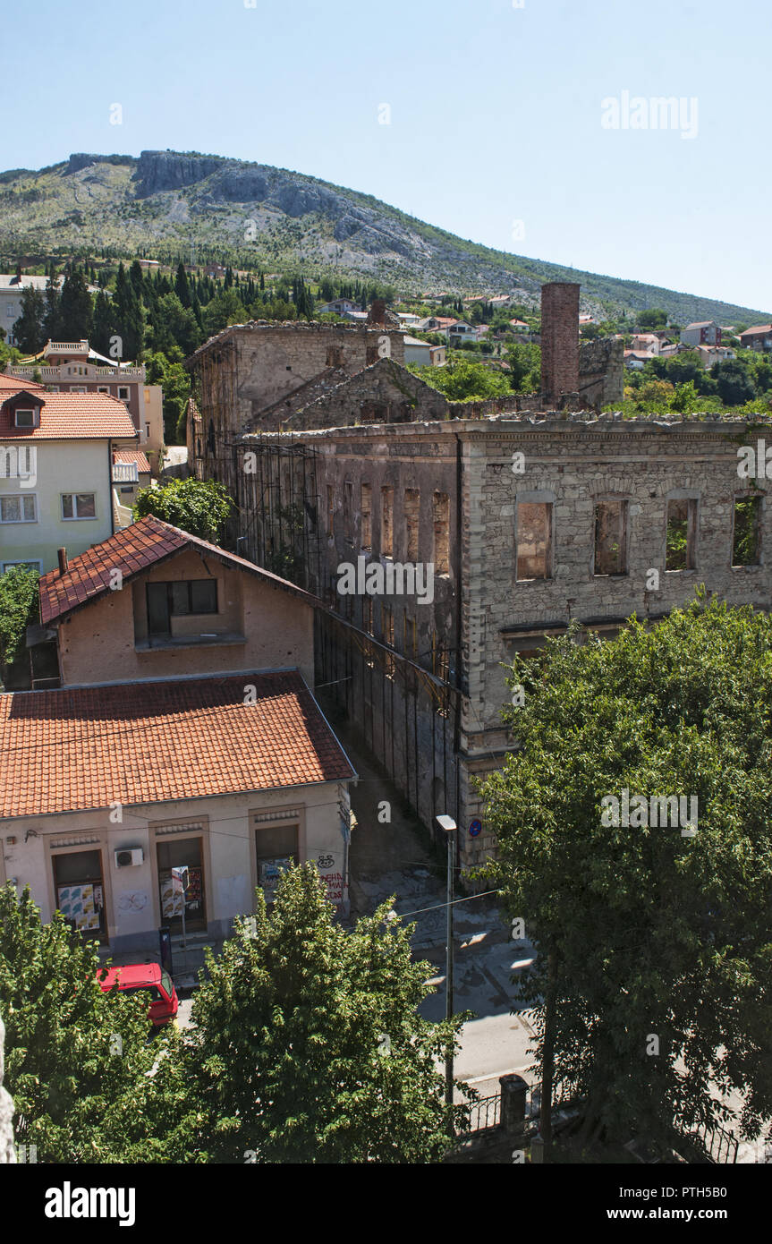 La Bosnie-et-Herzégovine, l'Europe : palace bombardée pendant la guerre de Bosnie (1992-1995) dans les rues de Mostar Banque D'Images