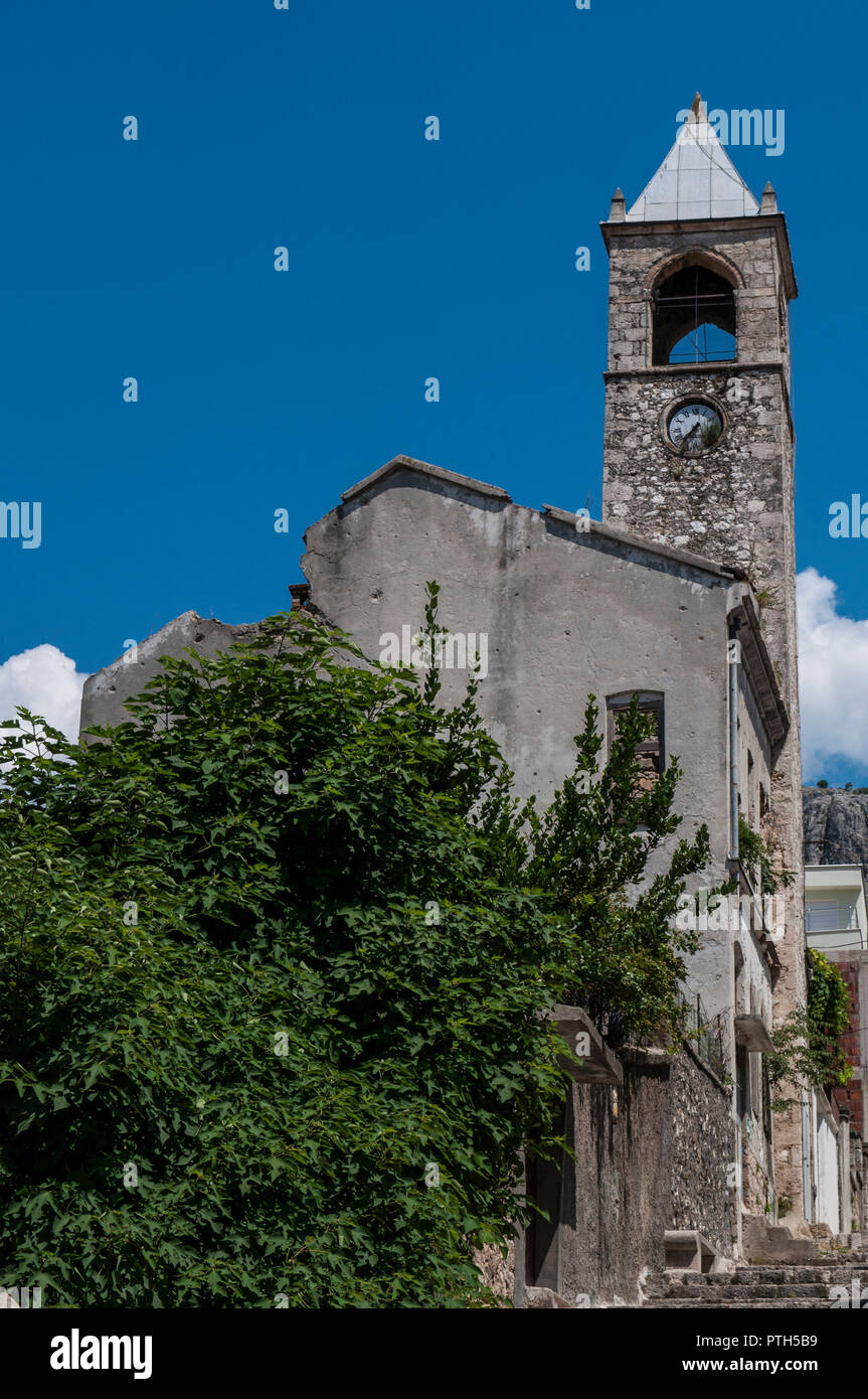 Mostar : la Tour de l'horloge (Sahat Kula), exemple important de la prolifique période ottomane, datée du 1630, bombardée et endommagés dans la guerre de Bosnie (1992-1995) Banque D'Images