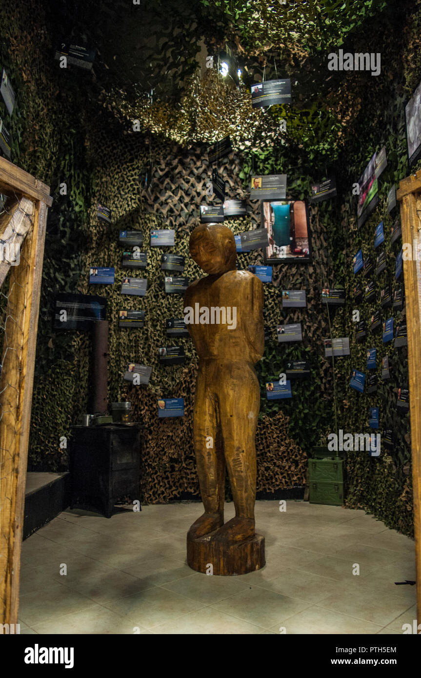 Mostar : chambre avec les visages des criminels de guerre et les peines imposées pour génocide et crimes contre l'humanité dans le musée de la guerre et des victimes du génocide Banque D'Images