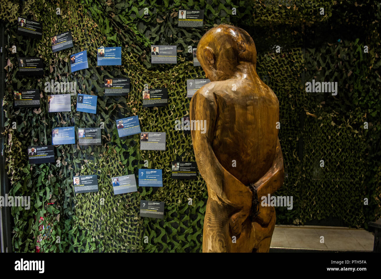 Mostar : chambre avec les visages des criminels de guerre et les peines imposées pour génocide et crimes contre l'humanité dans le musée de la guerre et des victimes du génocide Banque D'Images