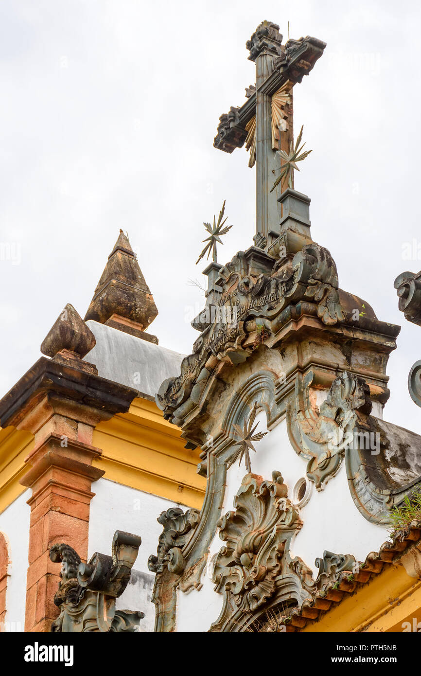 Crucifix de style baroque sur le dessus de l'église anciens et historiques dans la ville de Sabara dans le Minas Gerais Banque D'Images