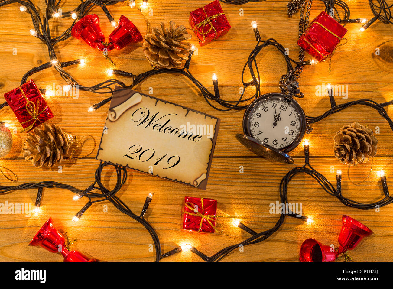 Carte de vœux pour le nouvel an ou Noël avec montre de poche et décors de Noël, lumières Vue de dessus Banque D'Images