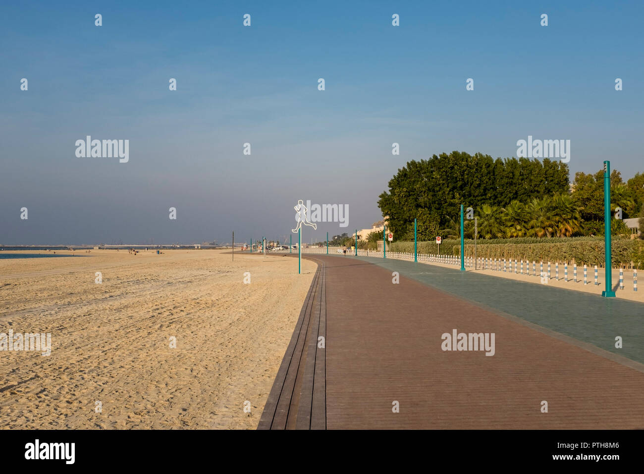 L'exécution et de jogging sur la plage dans le quartier de Jumeirah Dubai Banque D'Images