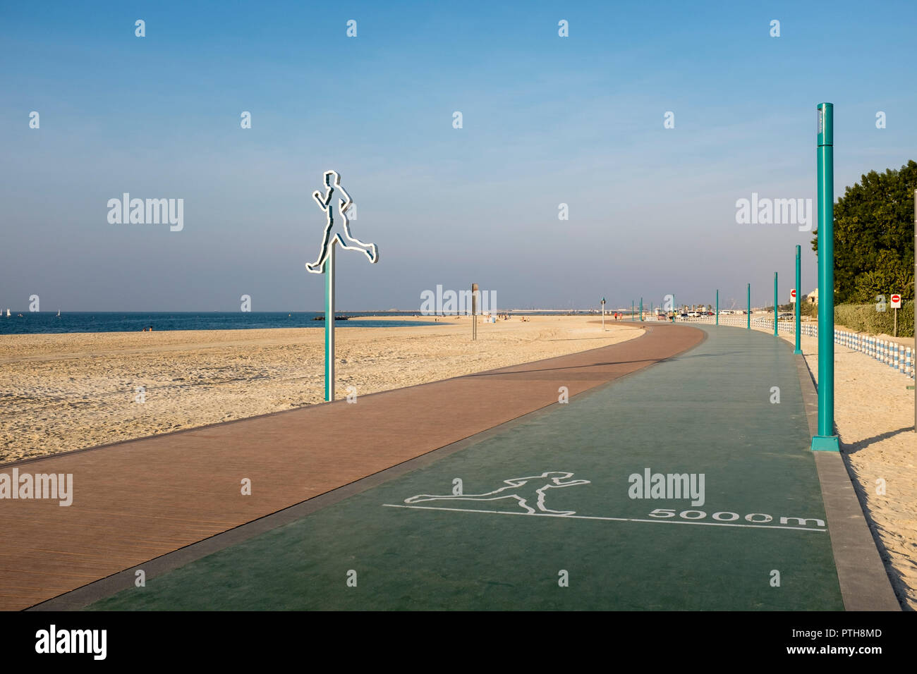 L'exécution et de jogging sur la plage dans le quartier de Jumeirah Dubai Banque D'Images
