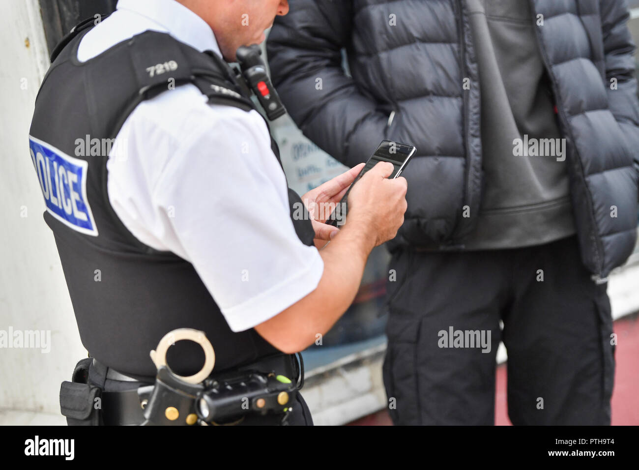 Le sergent Andy Ford de la Police de Merseyside remplit un formulaire de recherche et d'arrêt au cours d'une opération de recherche et d'arrêt dans la région de Liverpool Bootle Banque D'Images